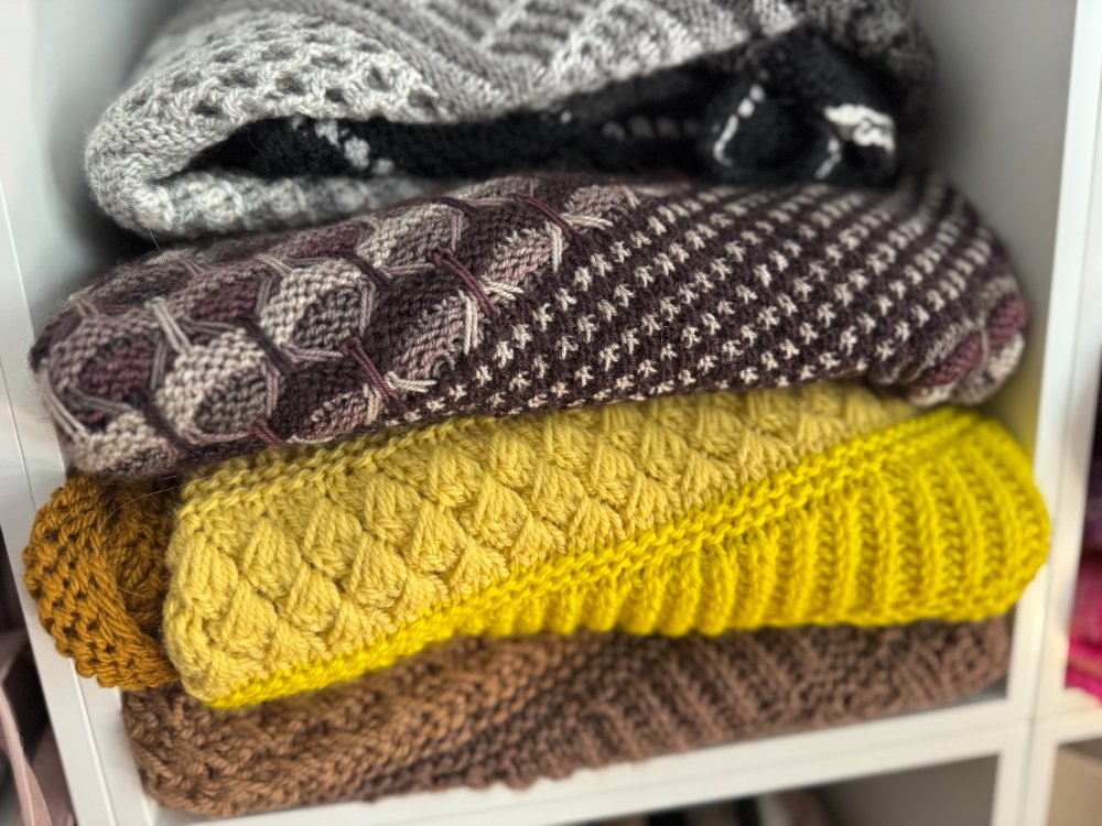Gemütlicher Strickabend bei Kerzenlicht